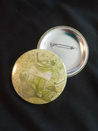 Matcha kitűző 56 mm – kézzel festett illusztráció alapján - 1 db